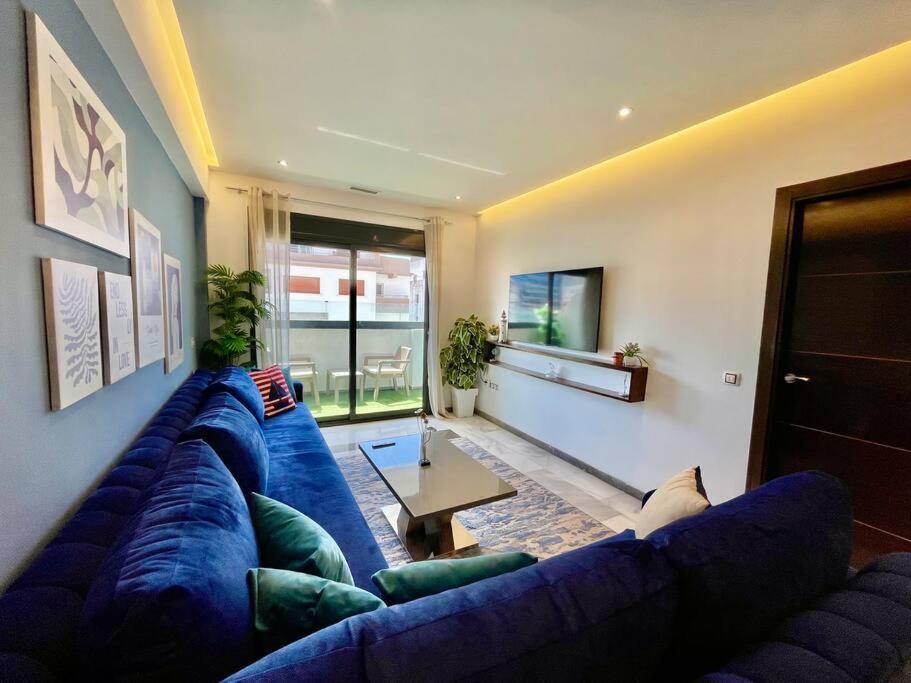 Modern Marina Bay Flat - Walk & Balcony