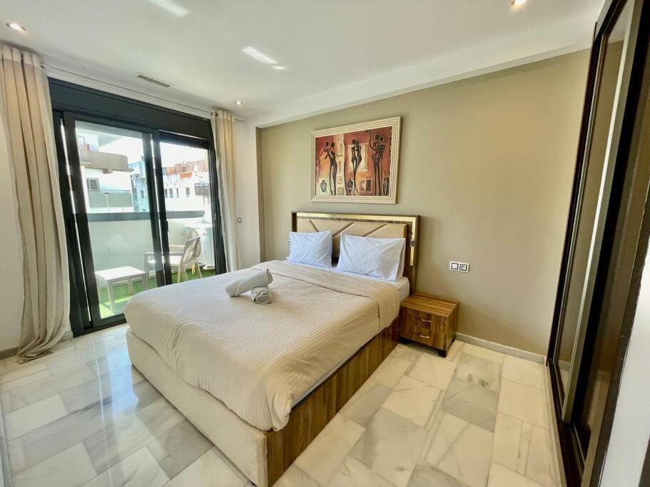 Modern Marina Bay Flat - Walk & Balcony Apartment